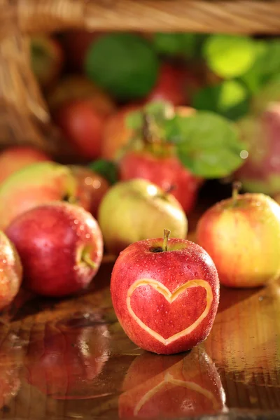 Cesta de manzanas sobre una mesa húmeda — Foto de Stock