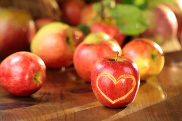 Corazón de manzana sobre una mesa húmeda — Foto de Stock