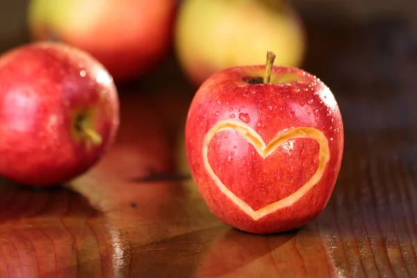 Corazón de manzana sobre una mesa húmeda — Foto de Stock
