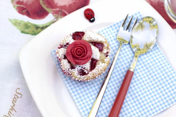 Muffin com rosa marchpane — Fotografia de Stock