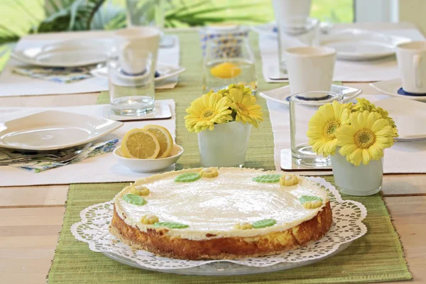 Cheesecake on coffee table — Stock Photo, Image