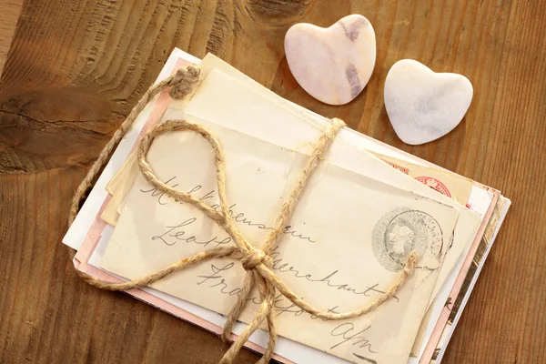 Coeurs en pierre avec lettres attachées — Photo