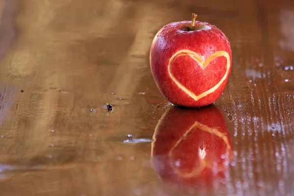 Jablko srdce — Stock fotografie