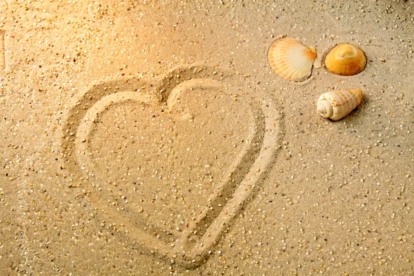 Forme de coeur dans le sable — Photo