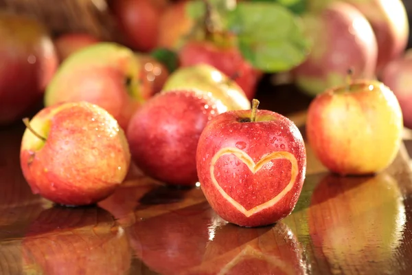 Corazón de manzana — Foto de Stock