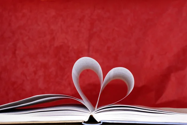 Forma de coração de páginas de livro — Fotografia de Stock