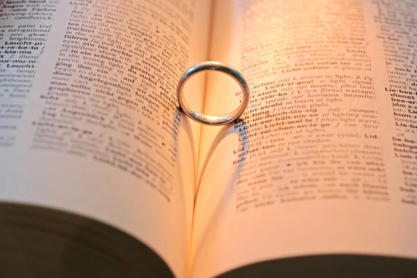Sombra de corazón con anillo — Foto de Stock