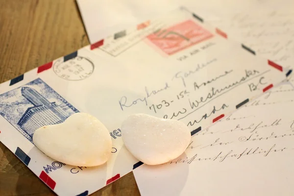 Corazones de piedra con letras de correo aéreo — Foto de Stock