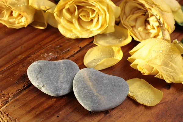 หัวใจหินที่มีดอกกุหลาบ — ภาพถ่ายสต็อก