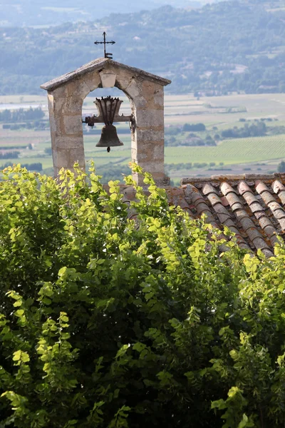 Chiesa del villaggio di Joucas — Foto Stock