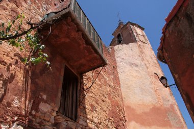 Roussillon 'daki kilise kulesi.