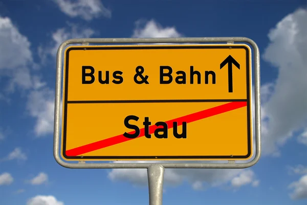 Engarrafamento de sinalização rodoviária alemã e transporte público — Fotografia de Stock