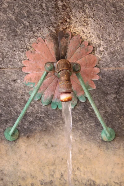 Латунная трубка фонтана — стоковое фото
