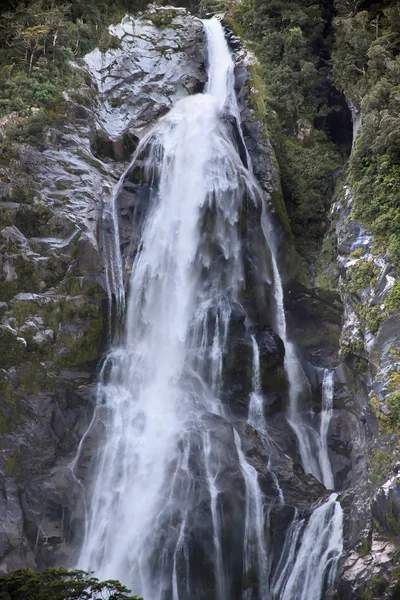 Wasserfall im Milford Sound — Stockfoto