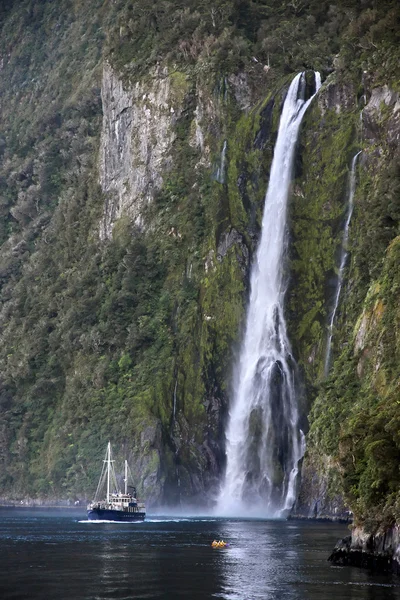 Wasserfall und Boot im Milford Sound — Stockfoto