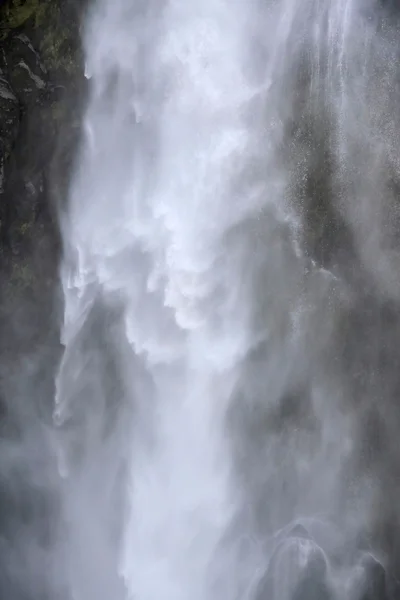 Vatten falla i milford sound — Stockfoto