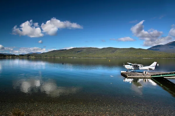 Göl te anau üzerinde tekne uçan — Stok fotoğraf