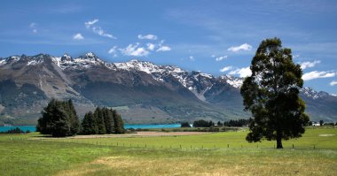 queenstown yakınındaki dağ silsilesi