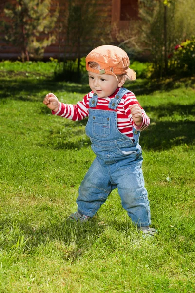 Toddler make first steps in the garden — Stock Photo, Image
