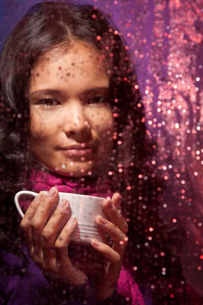 Hideg, esős időjárás és csésze forró teát — Stock Fotó