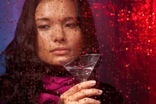 Triste donna asiatica con bevanda nel freddo piovoso — Foto Stock