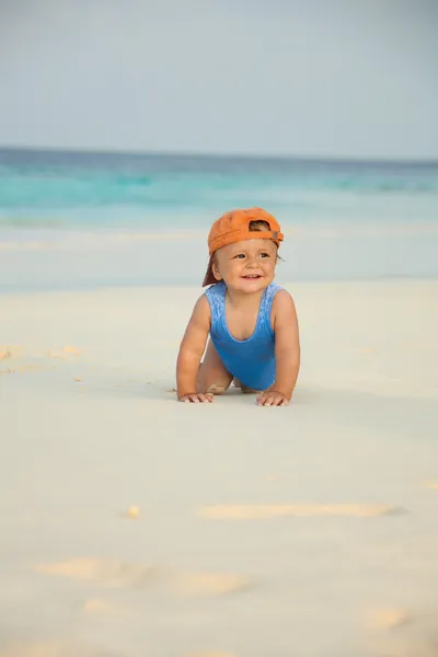 Happy kid crawling on the beach — Stock Photo, Image