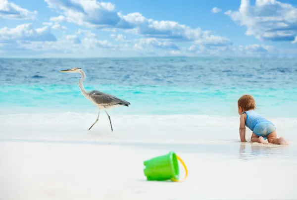 Giochi divertenti bambino sulla spiaggia — Foto Stock