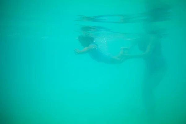 Dem Kind das Schwimmen beibringen — Stockfoto