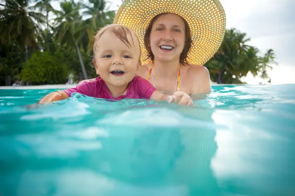 孩子和母亲帮助一起游泳 — 图库照片