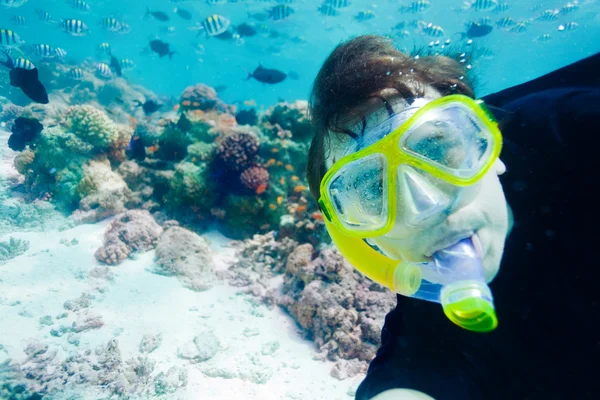 Själv undervattensfoto av scuba diver — Stockfoto