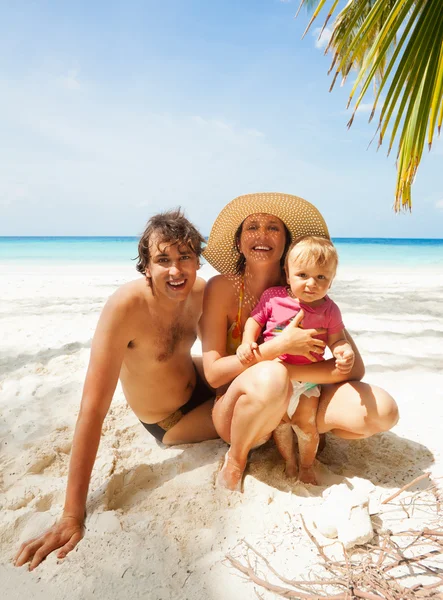Família na praia das Maldivas — Fotografia de Stock