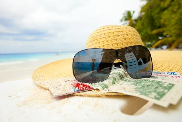 Straw hat, shades and money - all you need to relax on the beach — Stock Photo, Image