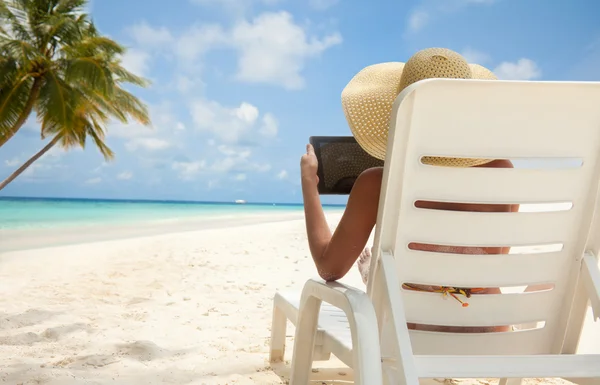 Tablet bilgisayar sahilde bir kadınla — Stok fotoğraf