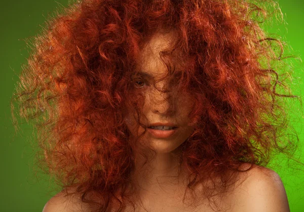 Rött lockigt hår kvinna skönhet porträtt — Stockfoto