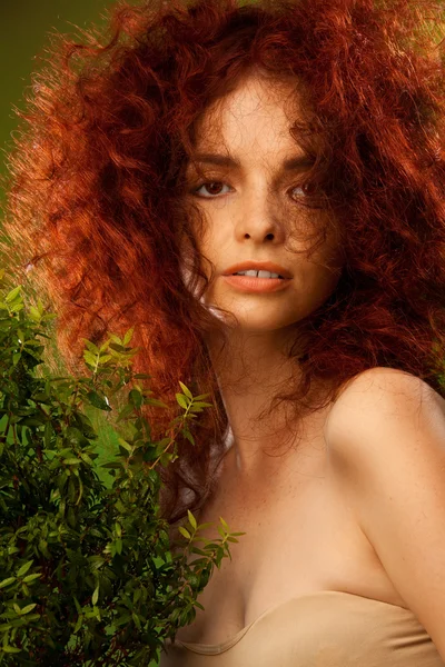 Vackert rött lockigt hår flicka — Stockfoto