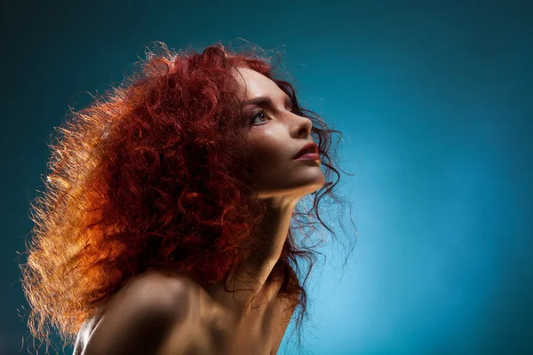 곱슬 빨간 머리 여자의 초상화 — 스톡 사진