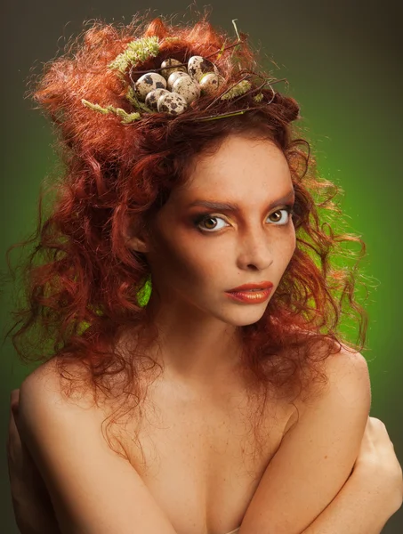 女性の髪に卵と巣 — ストック写真