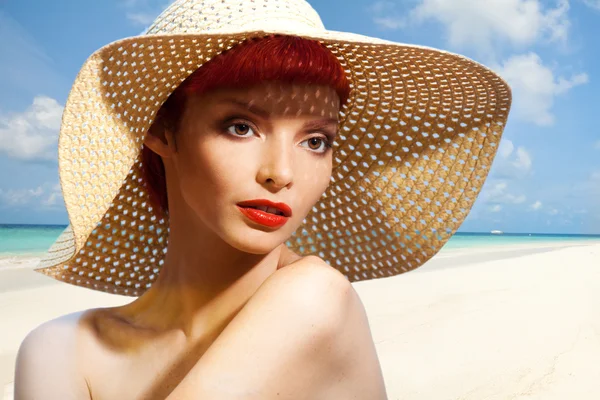 Mulher bonita em chapéu de palha — Fotografia de Stock