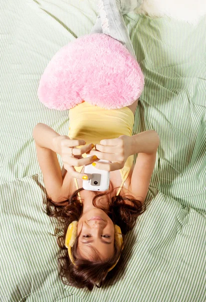 Šťastné dospívající dívka fotografování s telefonem — Stock fotografie