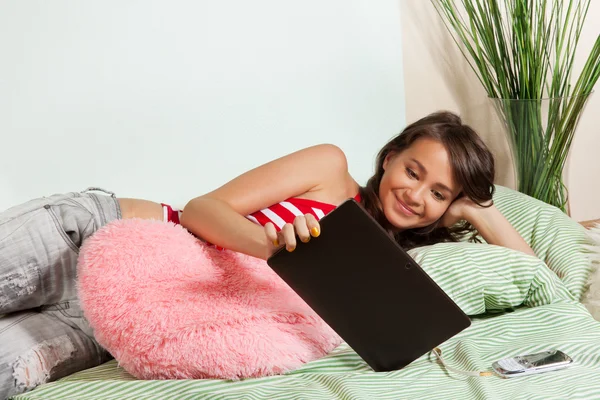 Watching movies from tablet computer — Stock Photo, Image