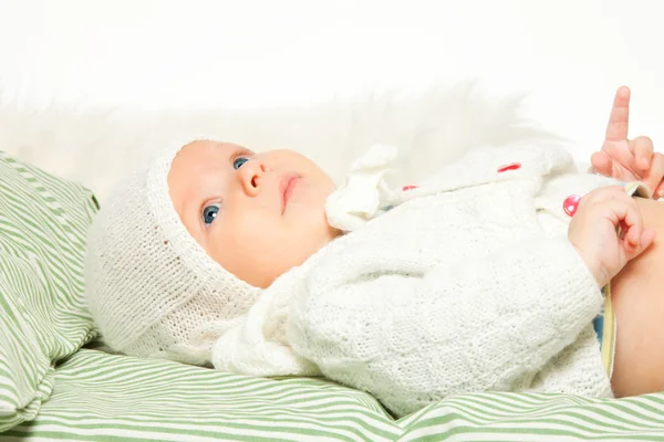 Pequeño bebé adorable en la cama —  Fotos de Stock