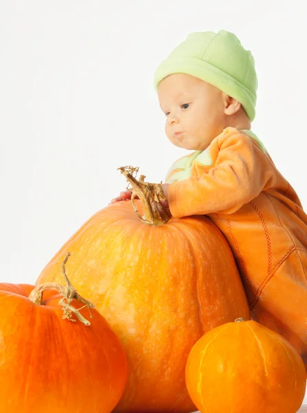 Baby och halloween pumpor — Stockfoto