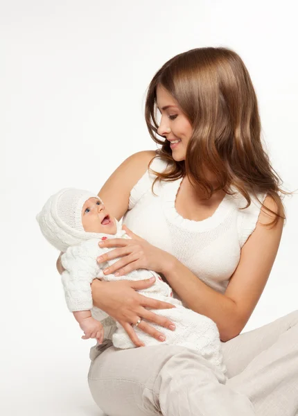 Gelukkig moeder spelen met baby — Stockfoto