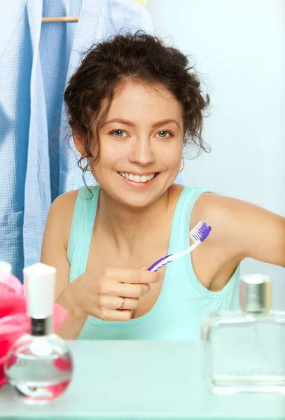 歯ブラシで笑う女性 — ストック写真