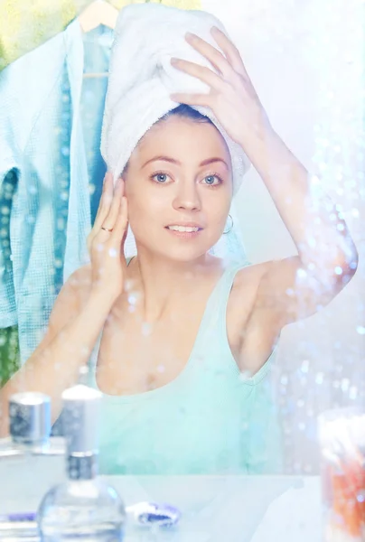Sabah duş sonra güzel bir kadın — Stok fotoğraf