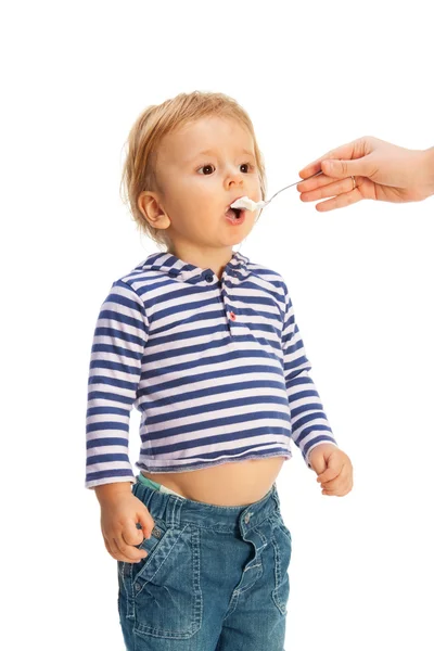 Милый малыш ест с ложки — стоковое фото