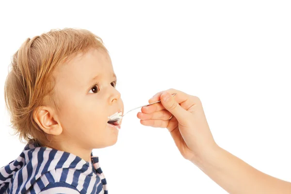 Toddler eat cottage cheese — Stock Photo, Image