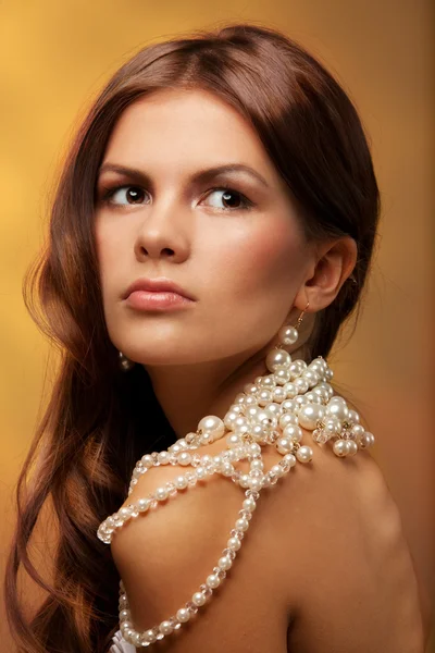 Dívka s perlami náhrdelník — Stock fotografie