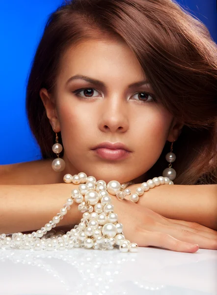 Junge Frau mit Perlen — Stockfoto