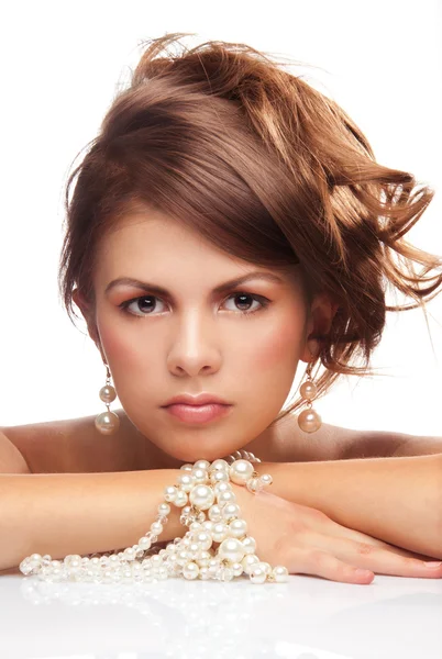 Žena s perly náhrdelník na ruce — Stock fotografie